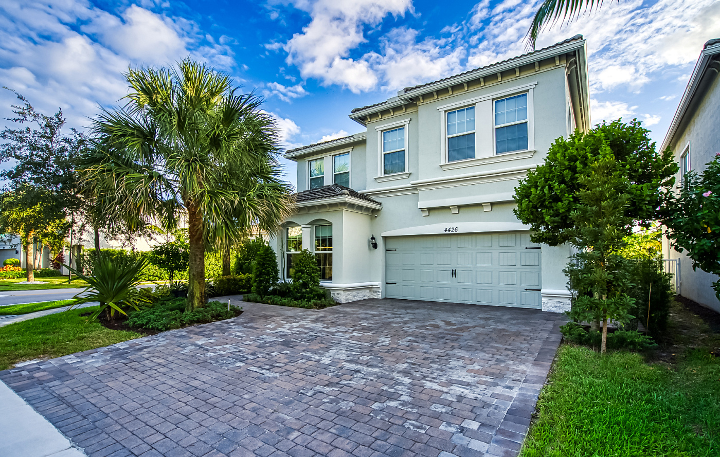 Частный дом в Майами: современная гармония света и спокойствия